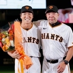 　ファン感謝イベントで行われた引退セレモニーで、阿部監督（右）と写真に納まる巨人・長野＝２３日、東京ドーム