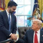 　米ニューヨーク市長選で勝利したマムダニ次期市長（左）と握手するトランプ大統領＝２１日、ホワイトハウス（ＡＰ＝共同）