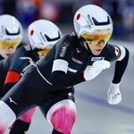 　女子団体追い抜き　滑走する（手前から）高木美帆、野明花菜、佐藤綾乃＝カルガリー（共同）