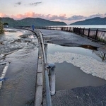 　水道管が破裂し、漏水が発生した現場＝２４日午前、沖縄県大宜味村（沖縄県企業局提供）