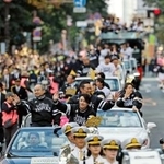 　プロ野球で５年ぶりの日本一に輝いたソフトバンクの優勝祝賀パレードで、声援に応える周東選手会長（手前右）ら＝２４日午前、福岡市