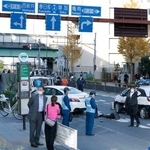 　東京都足立区の交通事故現場＝２４日午後２時２２分