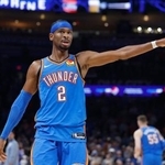 　トレイルブレーザーズ戦でチームメートに指示を出すサンダーのシェイ・ギルジャスアレクサンダー＝２３日、オクラホマシティー（イマジンイメージズ・ロイター＝共同）