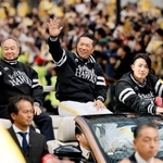 　プロ野球ソフトバンクの優勝祝賀パレードで、ファンの声援に応える（左から）孫正義オーナー、小久保監督、周東選手会長＝２４日午前、福岡市