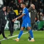 　引き分けに終わったエルチェ戦後、厳しい表情でピッチを後にするレアル・マドリードのキリアン・エムバペ＝２３日、エルチェ（ＡＰ＝共同）