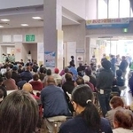 　大分市佐賀関で開かれた、大規模火災で被災した住民を対象にした説明会＝２４日午前（大分市提供）