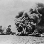 　１９４１年１２月７日、真珠湾で炎上する米戦艦アリゾナ（右）（ゲッティ＝共同）