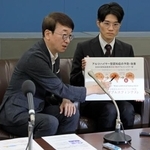 　開発したサプリメントについて説明する群馬大の板橋英之教授（左）＝９月、群馬県庁