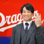 　契約更改後の記者会見で結婚したことを公表し、指輪を見せる中日・田中＝２４日、ナゴヤ球場