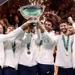 　デビス杯を制し、優勝カップを掲げるイタリアの選手たち＝２３日、ボローニャ（ロイター＝共同）