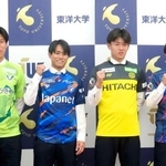 　東洋大からＪリーグのクラブへの加入が内定した選手の記者会見で、ポーズをとる山之内（右から２人目）ら＝２４日、東京都内