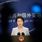 　記者会見する中国外務省の毛寧報道局長＝２４日、北京（共同）