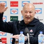 　記者会見するラグビー日本代表のジョーンズ・ヘッドコーチ＝２４日、羽田空港