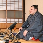 　大相撲九州場所での初優勝から一夜明け、記者会見する安青錦＝２４日午前、福岡県久留米市の安治川部屋宿舎
