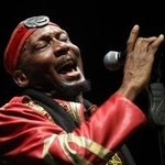 　シンガポールでのコンサートで歌うジミー・クリフさん＝２０１３年３月（ＡＰ＝共同）