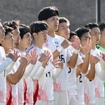 　試合前、手話で君が代を表現するサッカー男子日本代表＝２０日、福島県Ｊヴィレッジ