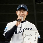 　西武の新入団発表で色紙を手に話す育成ドラフト６位の正木悠馬投手＝２３日、ベルーナドーム