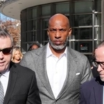 　２４日、米ニューヨーク・ブルックリンの連邦地裁を後にするビラップス被告（中央）（ロイター＝共同）