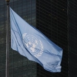 米ニューヨークの国連本部に翻る国連旗＝２０２５年９月２３日（共同）