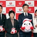 　犯罪被害者支援のシンボルマーク「ギュっとちゃん」を紹介する警察庁幹部（右から２人目）と日航の職員ら＝２５日午前、羽田空港