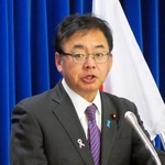 　記者会見する上野厚労相＝２５日午前、厚労省