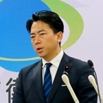 　記者会見する小泉防衛相＝２５日午前、防衛省