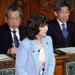 　衆院本会議でガソリン税に上乗せされる暫定税率の廃止法案が可決し、一礼する片山財務相＝２５日午後