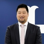 　契約を更改し、取材に応じる広島・中崎＝２５日、マツダスタジアム