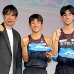 　イベントに参加した国学院大の（左から）前田康弘監督、上原琉翔主将、野中恒亨＝２５日、東京都港区