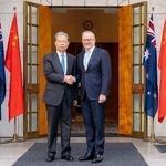 　オーストラリア・キャンベラで、アルバニージー首相（右）と握手を交わす中国の趙楽際・全人代常務委員長＝２５日（首相府提供・共同）