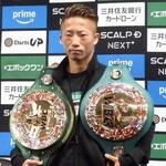 　チャンピオンベルトと写真に納まるＷＢＣバンタム級新王者の井上拓真＝２５日、横浜市の大橋ジム