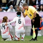 　日本-米国　前半、手話を使って日本選手に話しかける主審＝福島県Ｊヴィレッジ