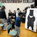 　クマ役の教員から背を向けずに後ずさる練習をする児童ら＝２５日午後、宮城県加美町