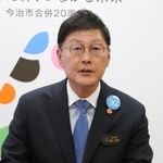 　愛媛県今治市役所で記者団の取材に応じる徳永繁樹市長＝２５日午後