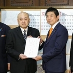 　独自に作成した「スパイ防止法案」を参院に提出する参政党の神谷代表（右）＝２５日午後、国会