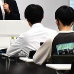 　中央大キャンパスで学生に講演する岩瀬裕見子さん（壇上）＝２５日午前、東京都新宿区