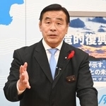 　記者会見する石川県の馳浩知事＝２５日午後、石川県庁