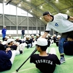 　九州国際大付高の野球部員を指導するイチローさん＝２５日、福岡県宮若市