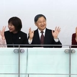 　東京デフリンピックの水泳競技を観戦される天皇、皇后両陛下と愛子さま＝２５日午後、東京都江東区の東京アクアティクスセンター（代表撮影）