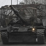 　ウクライナ東部ドネツク州のポクロウシク付近で、戦車に乗るウクライナ軍兵士＝２０日（ロイター＝共同）