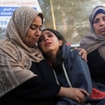 　イスラエル軍の攻撃による犠牲者の葬儀で悲しむ人たち＝２０日、ガザ北部ガザ市（ロイター＝共同）