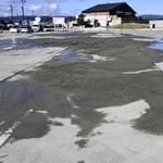 　能登半島地震で液状化した、富山県氷見市の道の駅の駐車場＝２０２４年１月