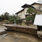 　能登半島地震による液状化で隆起した石川県内灘町の道＝２０２４年１月
