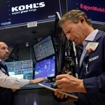 　ニューヨーク証券取引所のトレーダーたち＝２５日（ロイター＝共同）