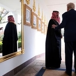 　サウジアラビアのムハンマド皇太子と話すトランプ米大統領＝１８日、ホワイトハウス（ロイター＝共同）