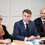 　２５日、有志国連合の会合後に記者会見するフランスのマクロン大統領（中央）＝パリ（ロイター＝共同）