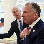 　ロシア・サンクトペテルブルクで顔を合わせたドミトリエフ大統領特別代表（左）と米国のウィットコフ和平交渉担当特使＝４月（ロシア大統領府提供・タス＝共同）