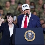 　１０月、米海軍の原子力空母「ジョージ・ワシントン」で演説するトランプ米大統領（右）と高市早苗首相＝神奈川県横須賀市