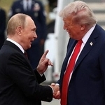 　握手するロシアのプーチン大統領（左）とトランプ米大統領＝８月、米アラスカ州アンカレジ（ロイター＝共同）