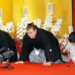 　大関昇進の伝達を受け、口上を述べる安青錦（中央）。左は安治川親方＝２６日午前、福岡県久留米市